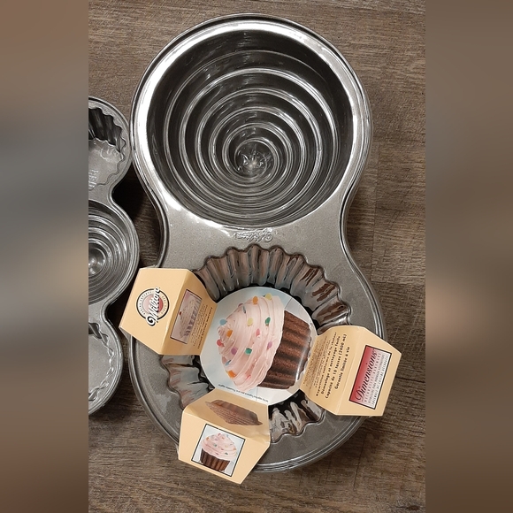 Wilton 3D Giant Cupcake Baking Pan and Heavy Duty Large 4 Muffin Baking Pan - Picture 2 of 5